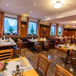 Und Restaurant Nehrener Hof فندق