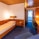 Und Restaurant Nehrener Hof فندق