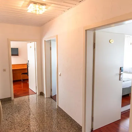 Und Restaurant Nehrener Hof ホテル Nehren