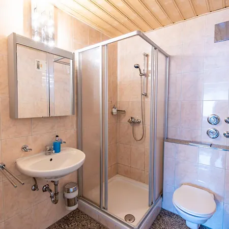 Und Restaurant Nehrener Hof ホテル Nehren