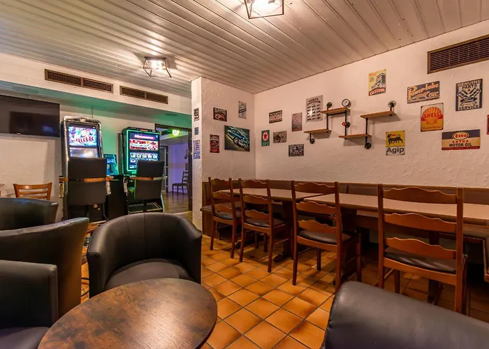 Und Restaurant Nehrener Hof ホテル