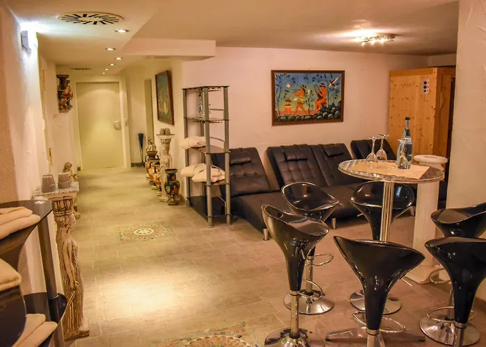 Und Restaurant Nehrener Hof ホテル 3*