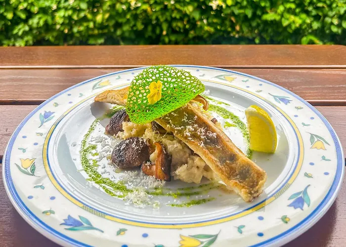 Und Restaurant Nehrener Hof ホテル 3*