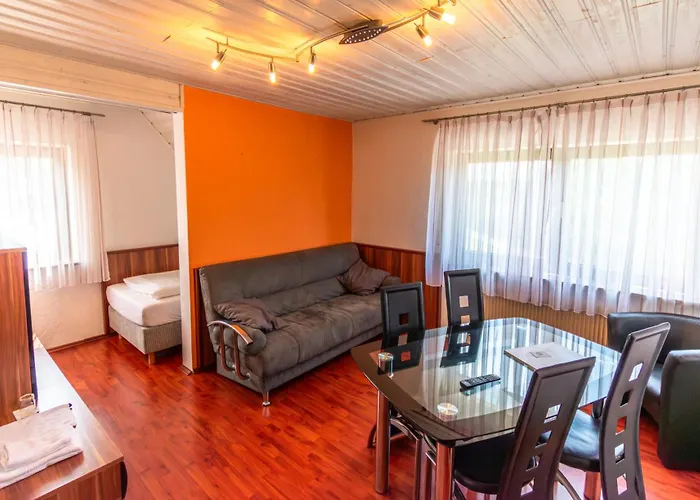 Und Restaurant Nehrener Hof ホテル 3*