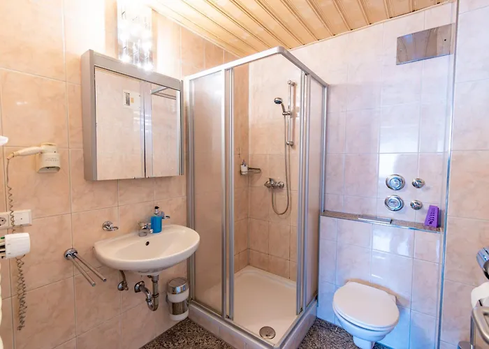 Und Restaurant Nehrener Hof ホテル Nehren